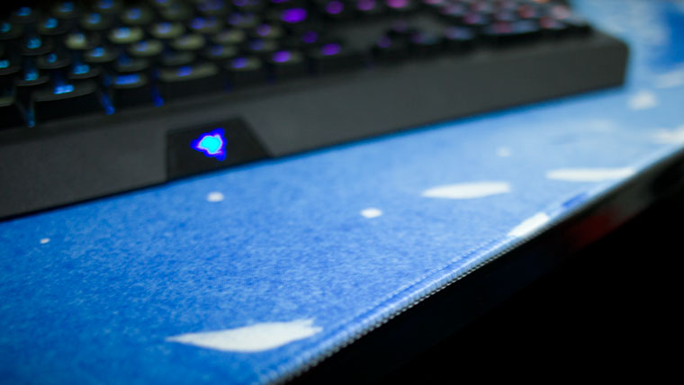 なぜキーボードをマウスパッドの上に置くのか