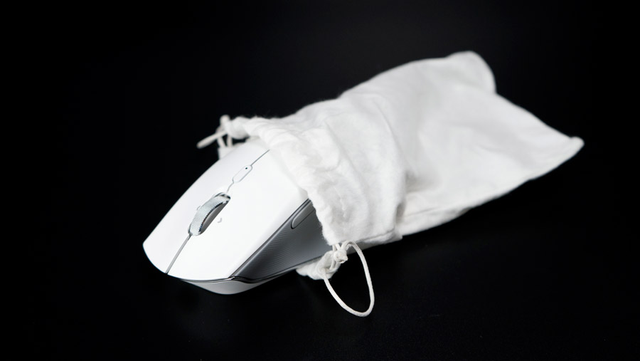 白い袋に入っているマウス